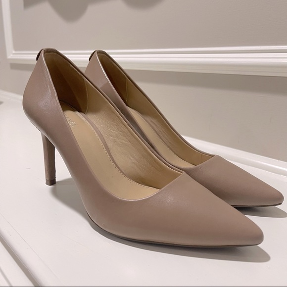 Dorothy Flex Pump
MICHAEL MICHAEL KORS
Light Blush Leather Size 7 - Picture 1 of 6
